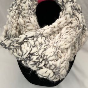 NWT Betsey Johnson Snow Digity Cowl Scarf, Pearls!